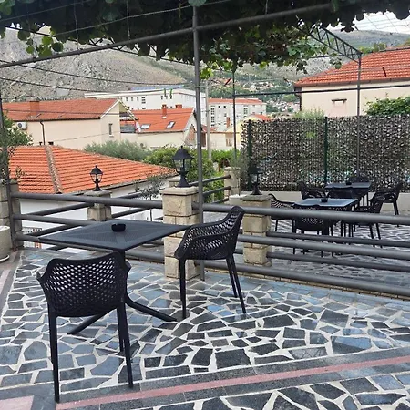 Vila Vesa - Free Secure Garage, Smart Access & Modern Comfo 아파트 모스타르