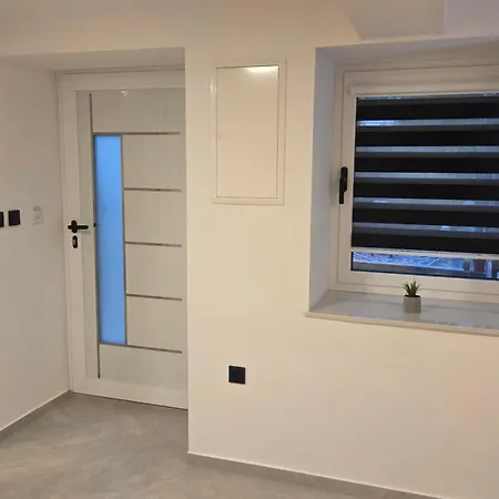 Vila Vesa - Free Secure Garage, Smart Access & Modern Comfo アパート モスタル