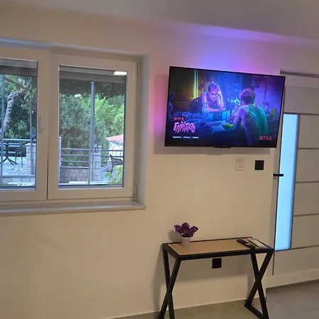 Vila Vesa - Free Secure Garage, Smart Access & Modern Comfo モスタル
