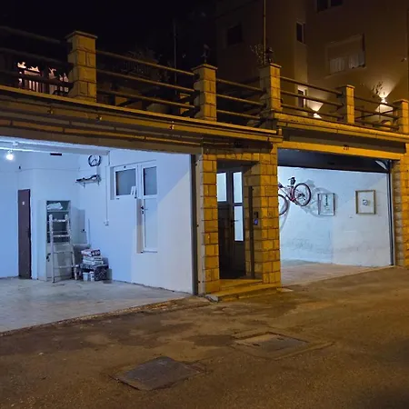 Vesa - Free Secure Garage, Smart Access & Modern Comfo * Mostar