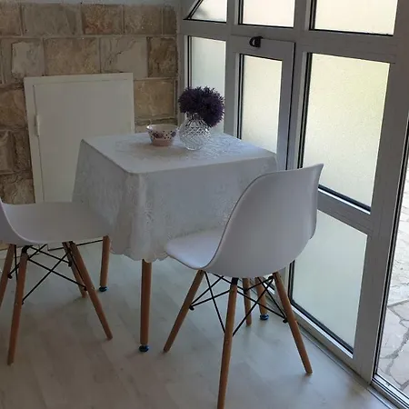 Vesa Apartment *